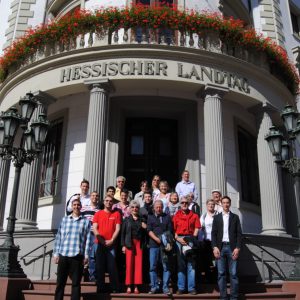 Hessentagshelfer vor dem Landtag