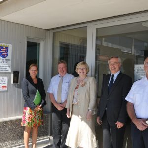 Nancy Faeser und Manfred Gönsch bei der Polizeistation Königstein